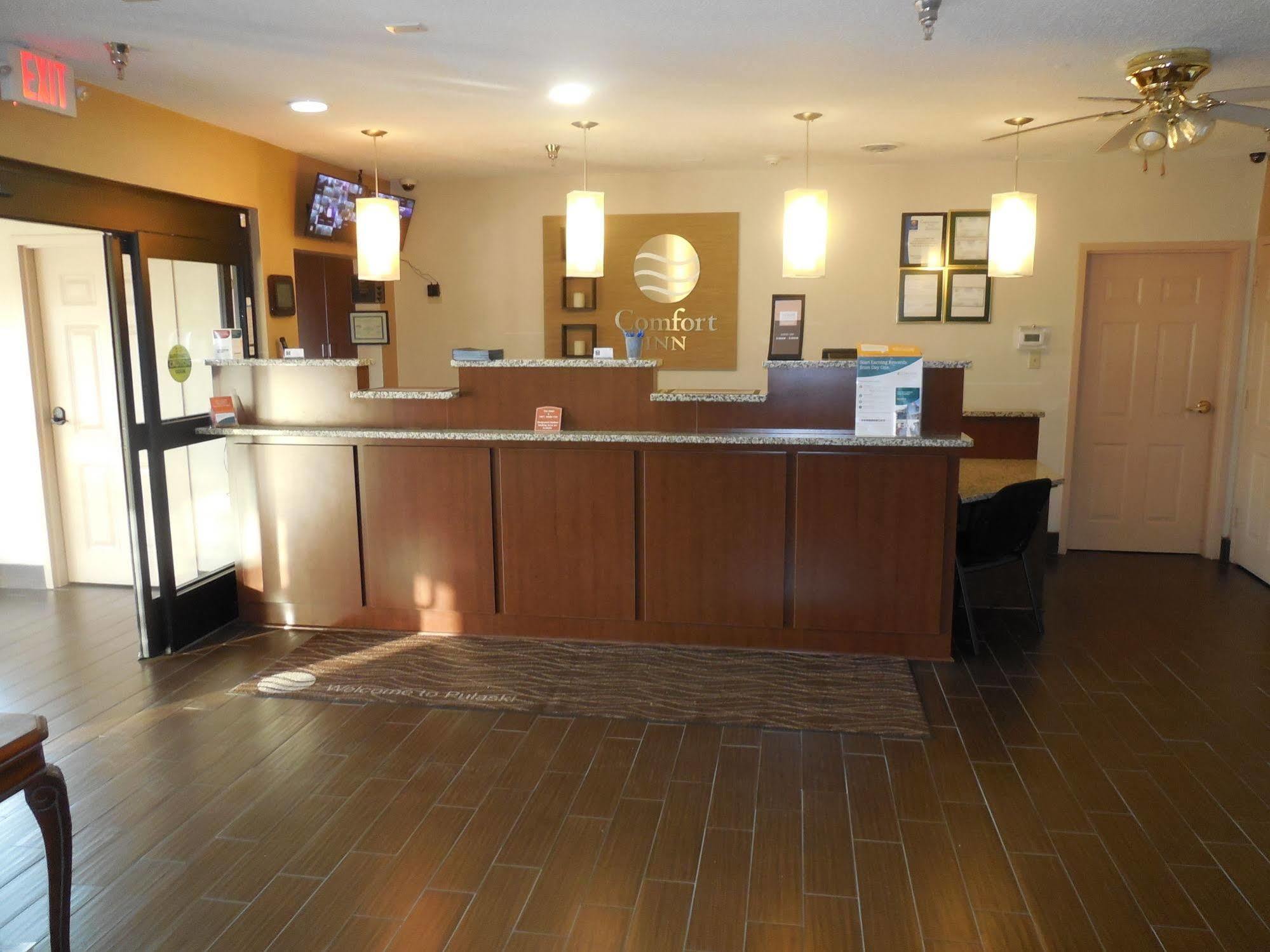 Pulaski Giles Hotel Inn And Suites מראה חיצוני תמונה